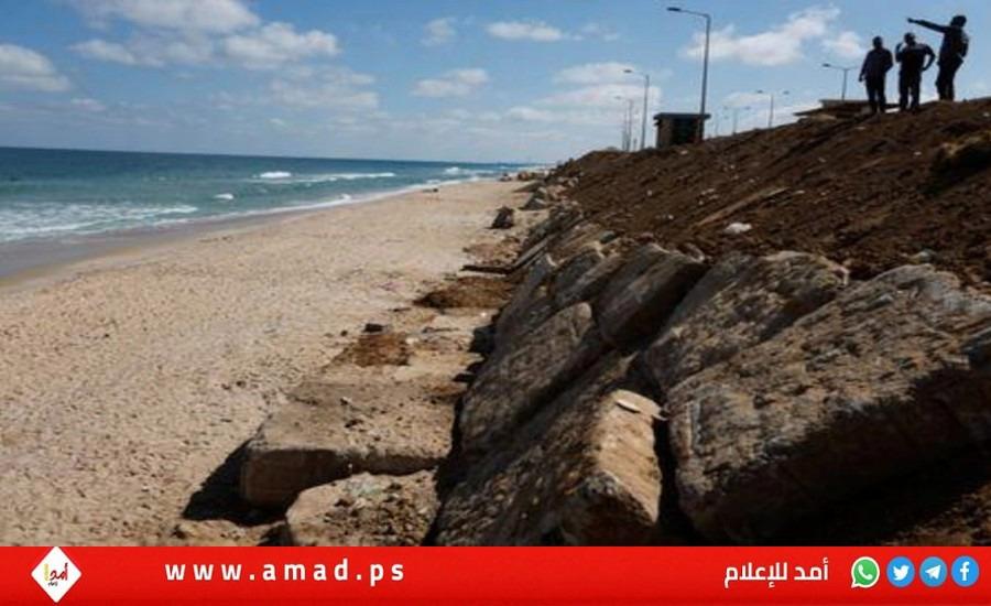 تقرير: الفلسطينيون يكافحون لوقف تآكل شواطئ غزة بالخرسانة والأنقاض