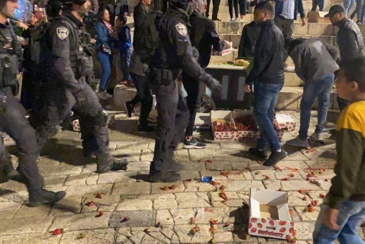 قوات الاحتلال تجدد اقتحام "باب العامود" وتعتدي على المقدسيين - صور وفيديو