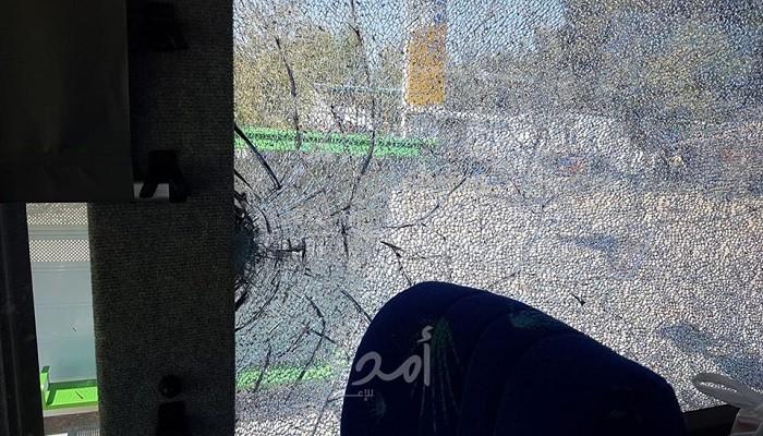 أضرار في حافلة للمستوطنين بعد رشقها بالحجارة قرب حزما