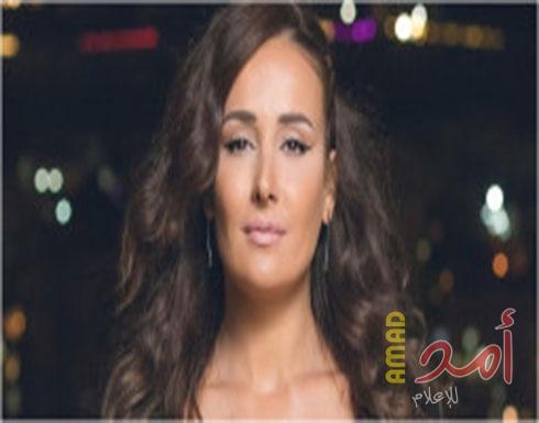 كندا حنا تشارك الجمهور صور شجرة الميلاد في منزلها