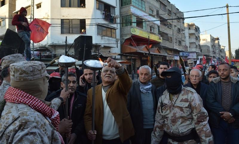 بالصور.. إيقاد شعلة انطلاقة الجبهة الديمقراطية ومسير عسكري في غزة