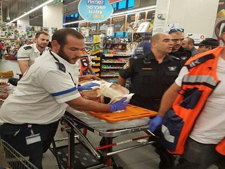 محدث .. إصابة اسرائيلي بجراح خطيرة طعناً بالسكين في منطقة (يفنه) بـ تل أبيب واعتقال المنفذ(فيديو)