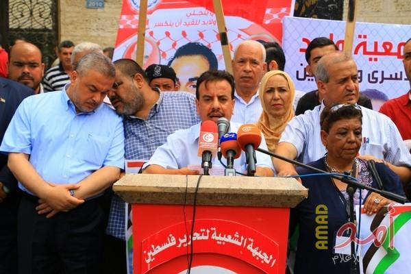 بالصور.. العمل الطلابي تقيم خيمة إضراب أمام مقر الصليب الأحمر إسناداً للأسير البطل بلال كايد