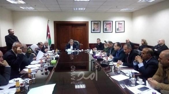 الأردن يتخذ عدة قرارات منها تعليق سفر المواطنين ومنع إجازات العمال الوافدين