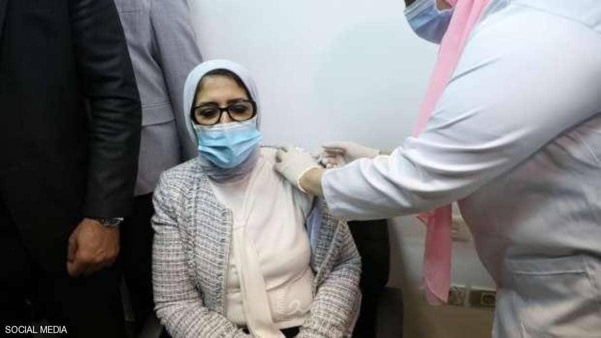 وزيرة الصحة المصرية تتلقى لقاحا ضد كورونا - صور
