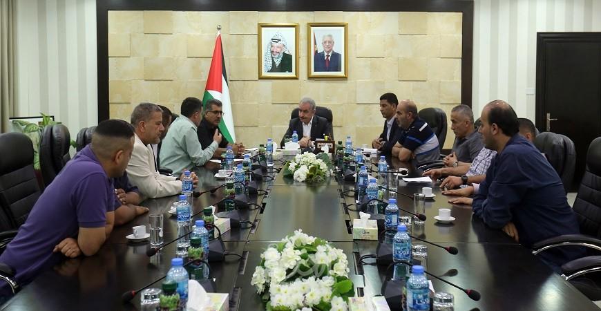 أشتية يطلع مخيم قلنديا على أهم احتياجات المخيم خاصة قطاع التعليم