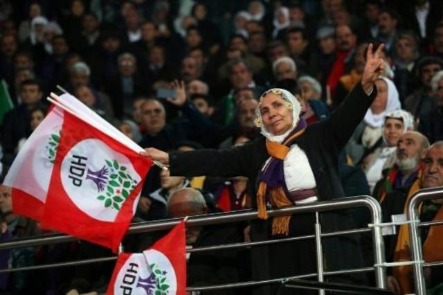 تركيا تجرد نائبين موالين للأكراد من عضوية البرلمان