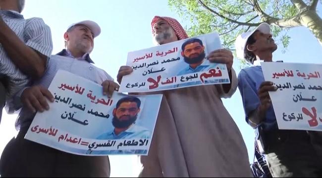 والدة الأسير علان تخرج من غرفته باكية وتمتنع عن الكلام بعد ممنعها من رؤيته