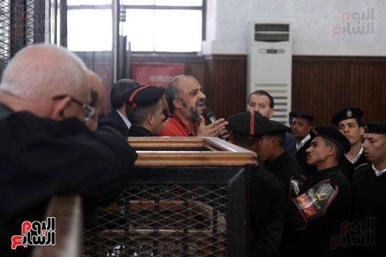 بالفيديو والصور.. المحكمة المصرية تواجه "البلتاجى" بتصريحاته حول علاقة الإخوان بالإرهاب بسيناء