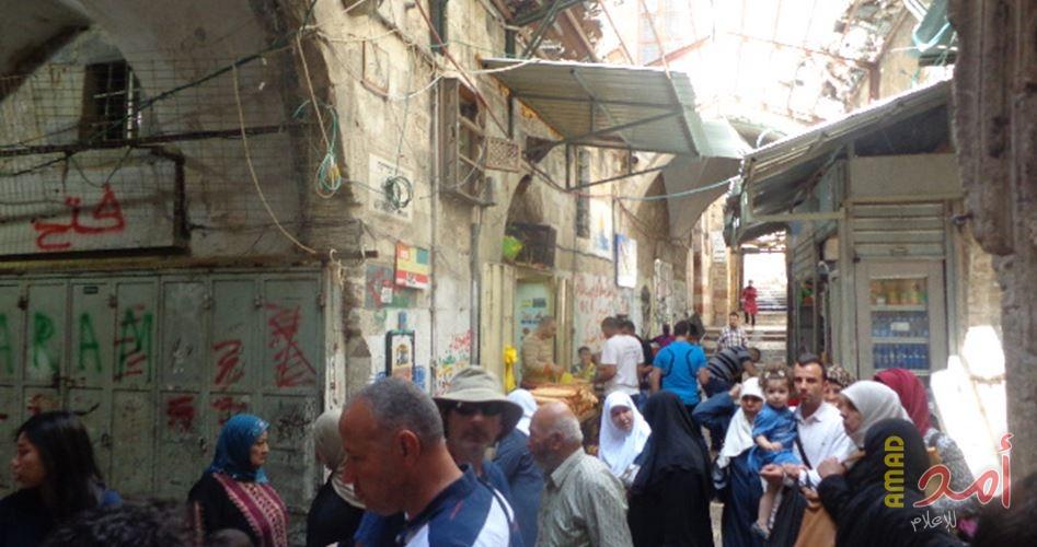مستوطنون يغلقون سوق "القزازين" في البلدة القديمة من الخليل