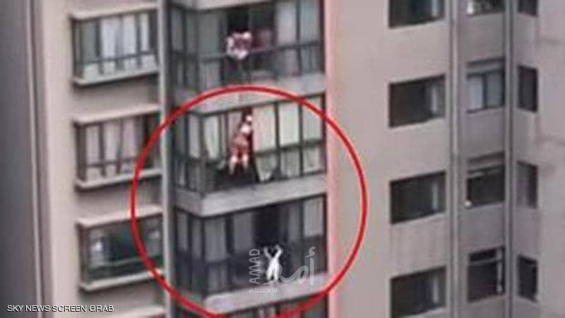 فيديو يحبس الأنفاس.. إنقاذ لطفلة عالقة بالطابق الـ14
