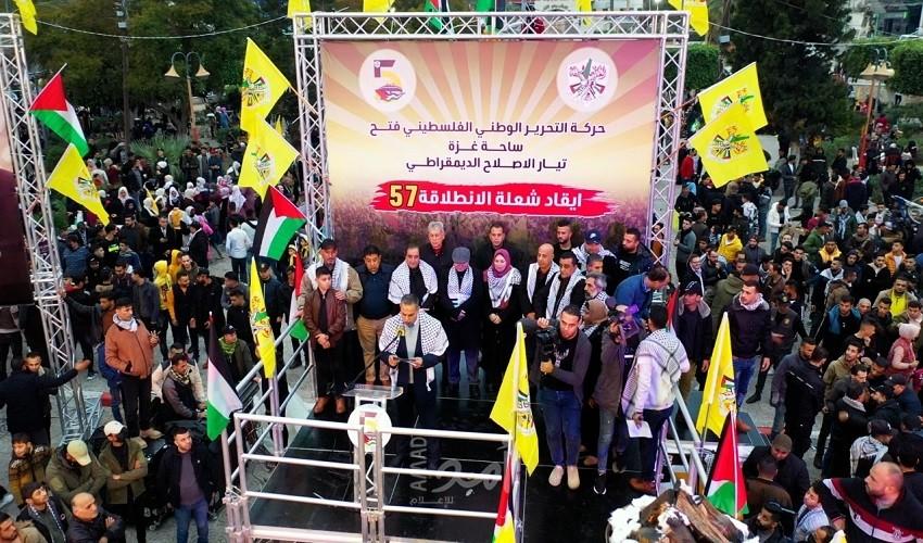 غزة: تيار الإصلاح الديمقراطي يوقد شعلة الثورة الفلسطينية الـ 57 في ساحة الجندي المجهول - صور