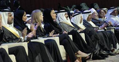 القرضاوى يرد على أنباء مغادرته الدوحة بصورة تجمعه بوالدى أمير قطر