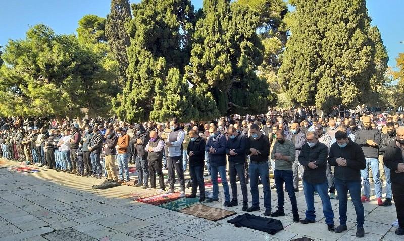 (60) ألفا يؤدون "صلاة الجمعة" في المسجد الأقصى
