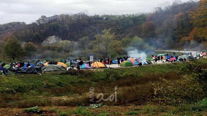 إصابة 29 مهاجرا في حريق بمخيم في البوسنة