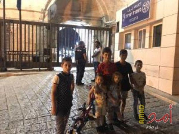 أطفال يعتصمون أمام مركز "القشلة" في القدس احتجاجاً على تحطيم دراجاتهم