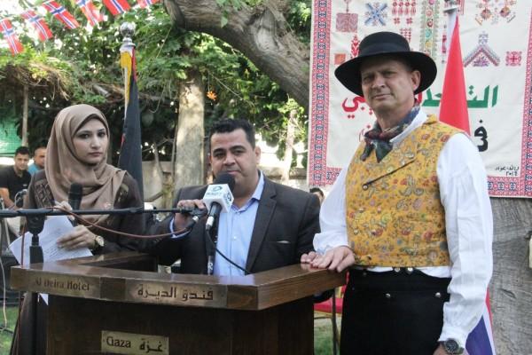 عبد السلام هنية يقدم درعاً تكريمياً للسفير جاكوب بمناسبة العيد الوطني لمملكة النرويج