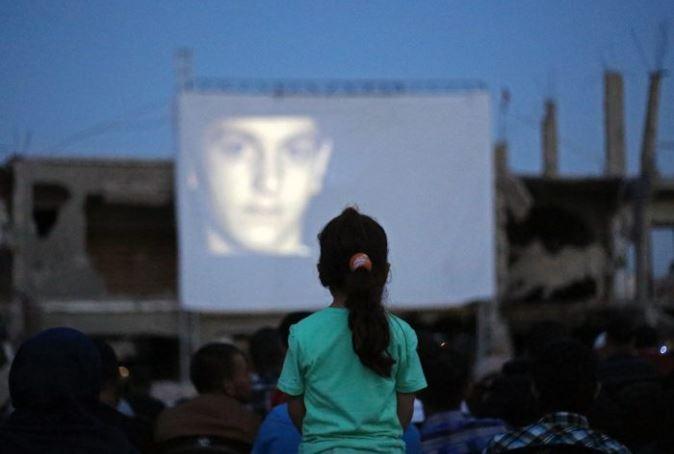  مهرجان "السجادة الحمراء" لأفلام حقوق الانسان يفتتح عروضه بشوارع غزة (صور وفيديو)