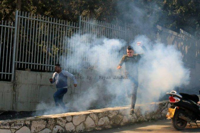 إصابة رضيعة وجدّيها بالاختناق بالغاز المسيل للدموع في العيسوية