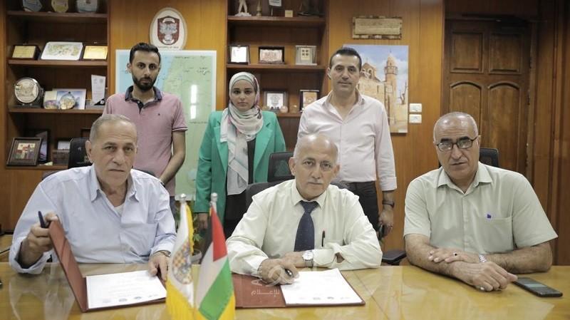 بلدية غزة توقع مع "تنسيق المشاريع" بالحكم المحلي مشروع تطوير شارع الجزائر