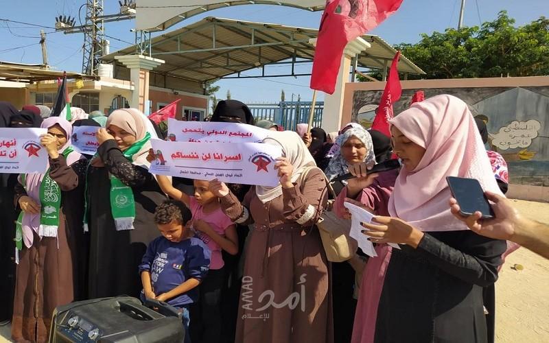 "العمل النسائي" ينظم وقفة تضامنية مع الأسيرة أنهار الديك على معبر بيت حانون شمال القطاع