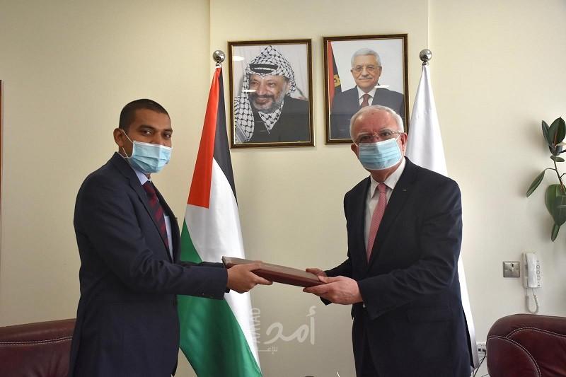 "المالكي" يتسلم نسخة من أوراق اعتماد ممثل جمهورية الهند لدى فلسطين