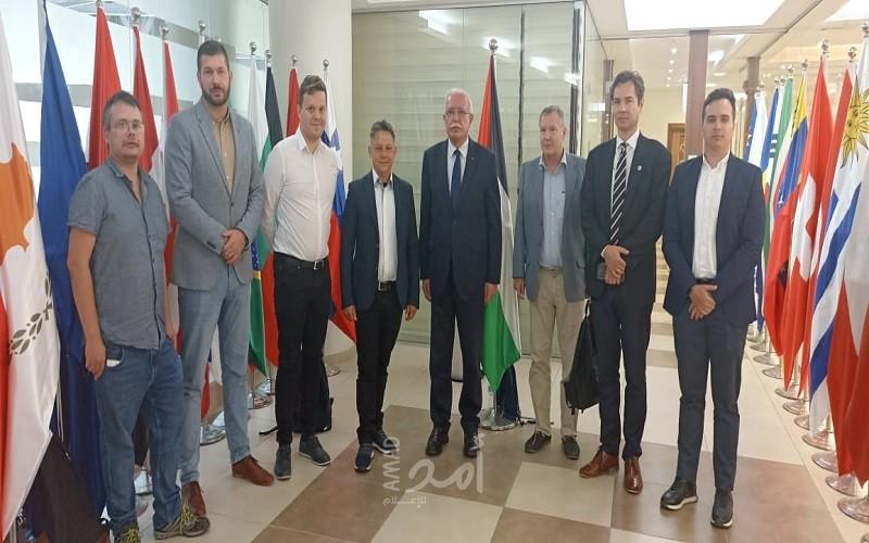 وزير الخارجية الفلسطيني يضع وفداً صحفياً هنجارياً بصورة آخر التطورات السياسية   