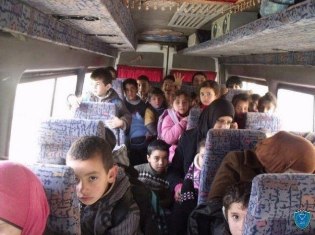 ضبط حافلة نقل طلاب بحمولة زائدة بلغت 35 راكب في الخليل