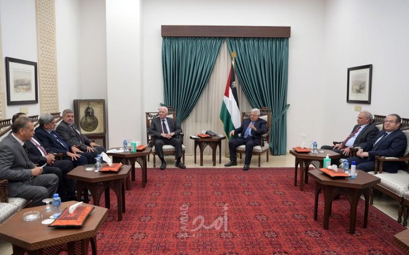 الرئيس عباس يؤكد ضرورة توفير الرعاية الصحية لأبناء المخيمات الفلسطينية في سوريا