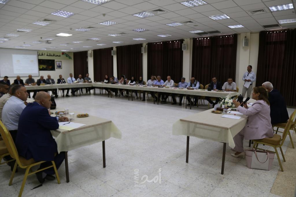 الخليل: د. التميمي واللواء البكري يناقشان القضايا البيئية في المحافظة مع المجتمع المحلي