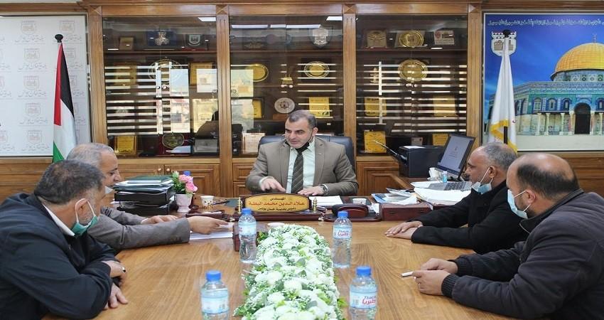 العمصي يطالب بتحسين ظروف عمل العاملين بـ "النفايات الصلبة"