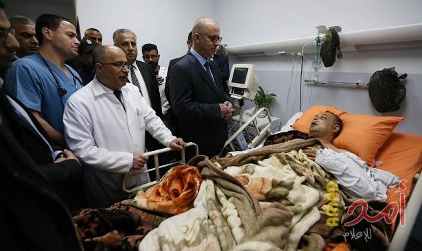 الحمد الله يعود عاطف أبو سيف ويطمئن على صحته