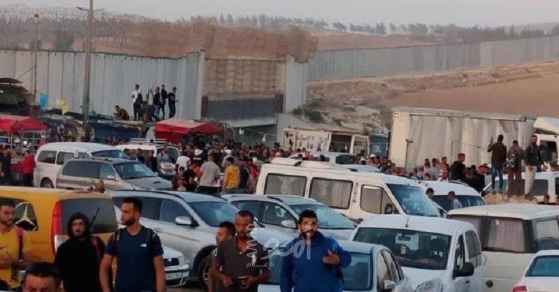 آلاف العمال يحتجون أمام حواجز جيش الاحتلال رفضًا لتحويل رواتبهم عبر البنوك