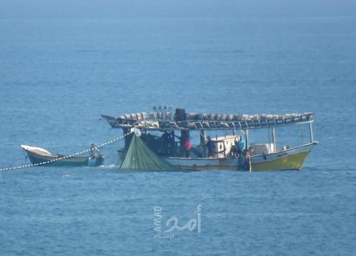 أغلق لـ 6 أيام.. صيادو غزة يبحرون بمركباتهم بعد قرار فتح الحدود البحرية