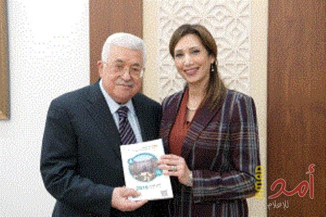 عباس يتسلم كتاب القدس الاحصائي السنوي لعام 2018