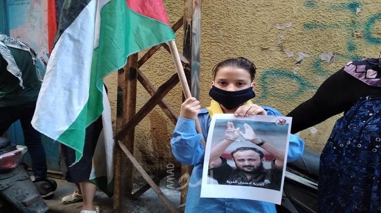 بالصور.. اتحاد الشباب الديمقراطي في لبنان و مجموعات شبابية بالداخل المحتل ينظمون وقفة تضامنية للأسير " الأخرس"