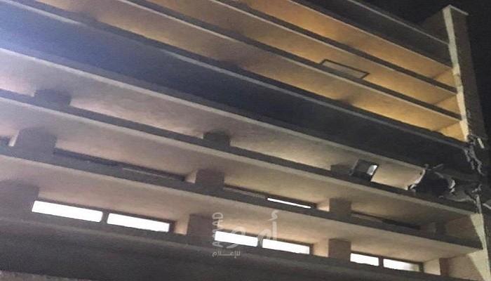 بالفيديو - إعلام عبري: سقوط صاروخ على مبنى في سديروت