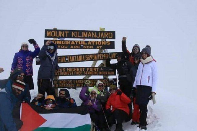16 فلسطينياً تسلقوا أعلى قمم إفريقيا ليرفعوا علم فلسطين