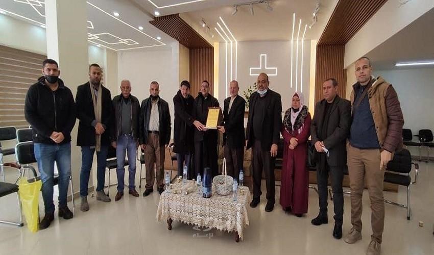 غزة: الديمقراطية تزور كنيسة دير اللاتين لتقديم التهاني بعيد الميلاد المجيد