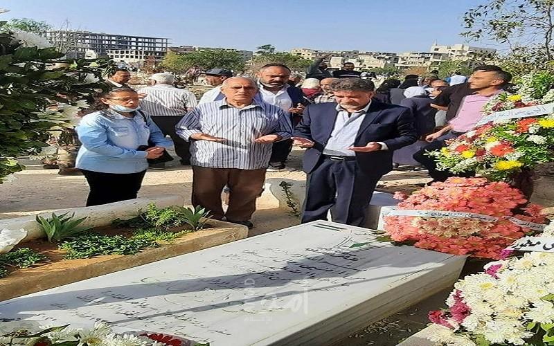 السفير عبد الهادي يزور مقبرة الشهداء في مخيم اليرموك