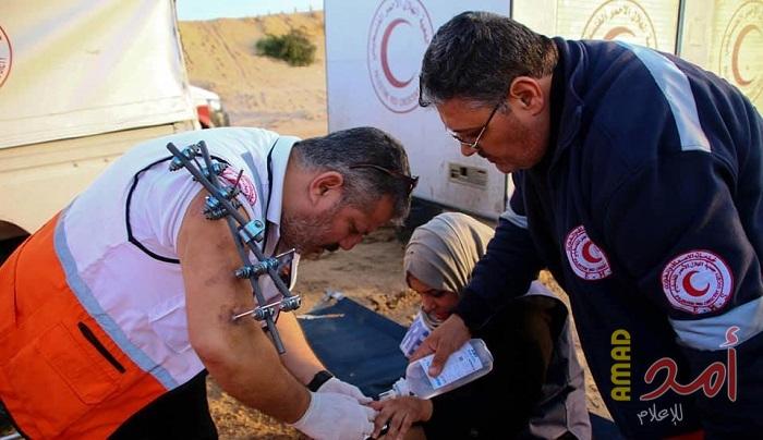 بالصور.. أصحاب الخوذ الخضراء والحمراء.. متطوعون انسانيون مستمرون بعطائهم رغم إصابتهم في الميدان