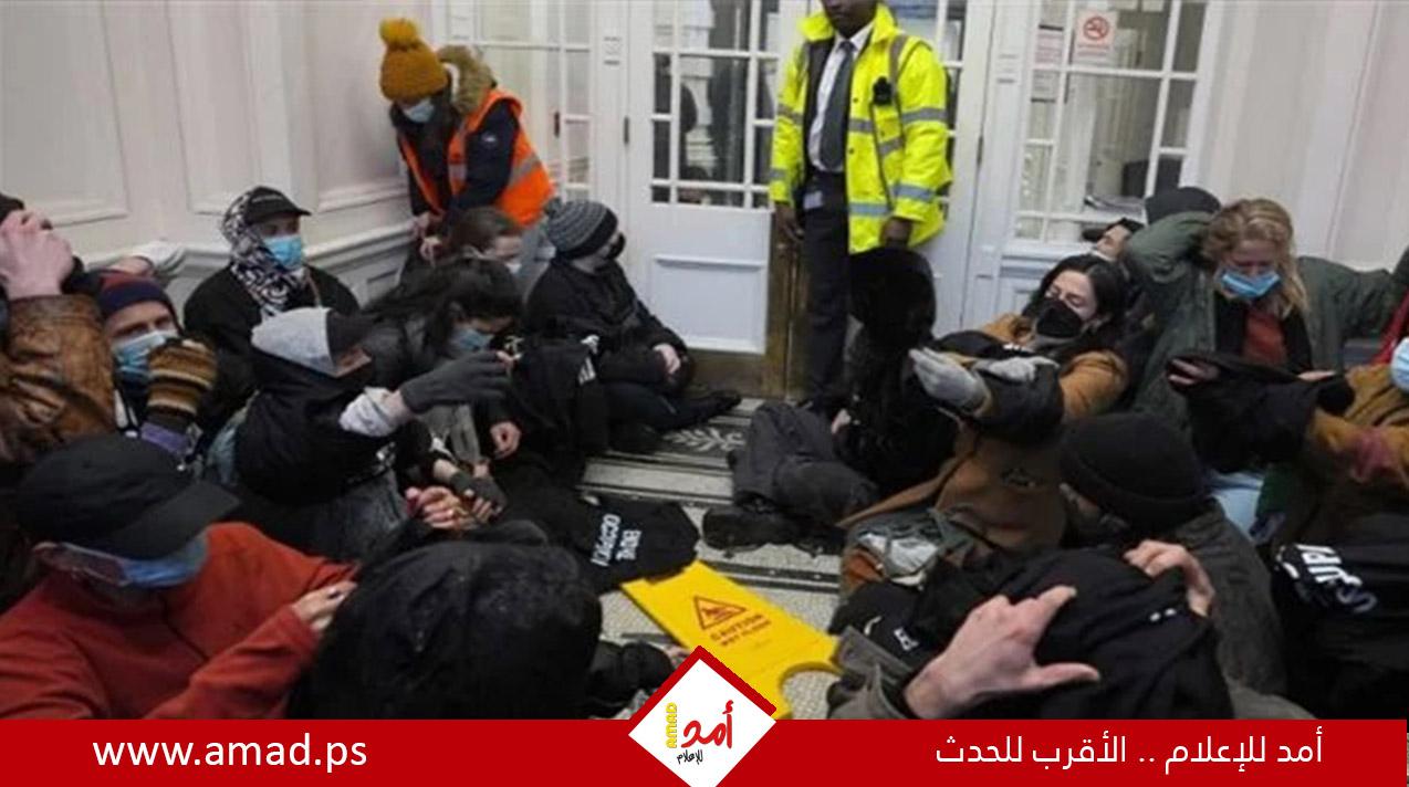 المتظاهرون المؤيدون للفلسطينيين يحتلون مبنى الحكومة البريطانية