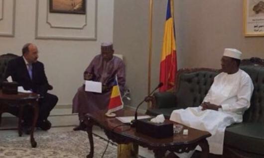 غولد خلال لقائه مع الرئيس التشادي بمسقط رأس الأخير