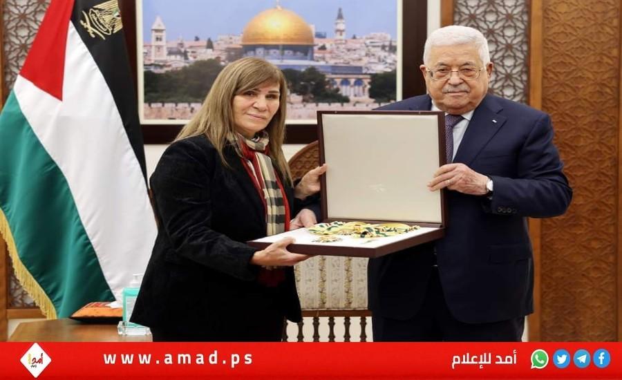 الرئيس عباس يمنح القائد الوطني المرحوم "صائب عريقات" نجمة الشرف من الدرجة العليا - صور