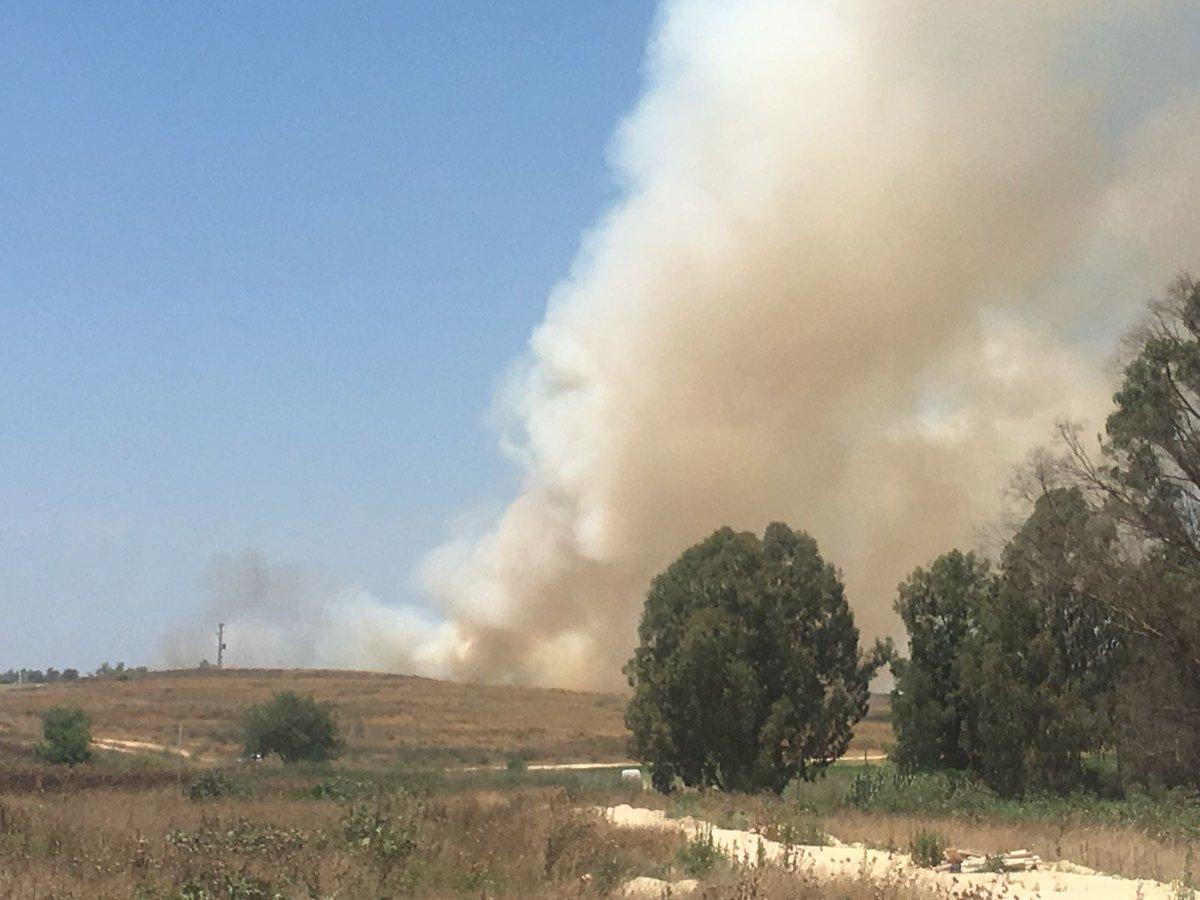 محدث بالصور.. حريقان داخل السياج الفاصل شرق قطاع غزة بفعل الطائرات الورقية الحارقة