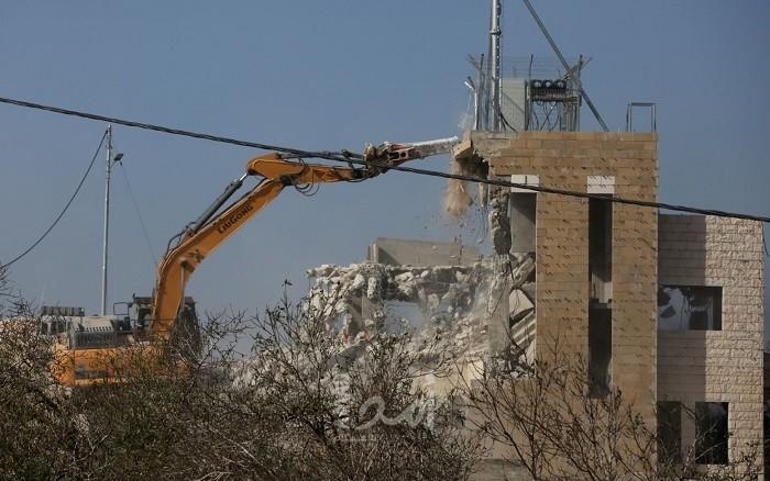 الخليل: قوات الاحتلال تهدم أساسات مدرسة في يطا 