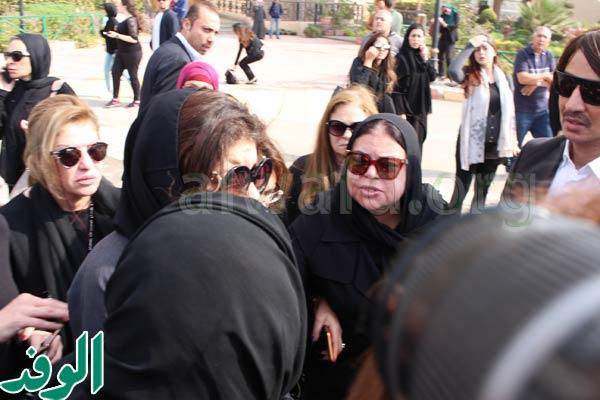 بالصور .. انهيار "بوسي شلبي" زوجة محمود عبدالعزيز أثناء الجنازة