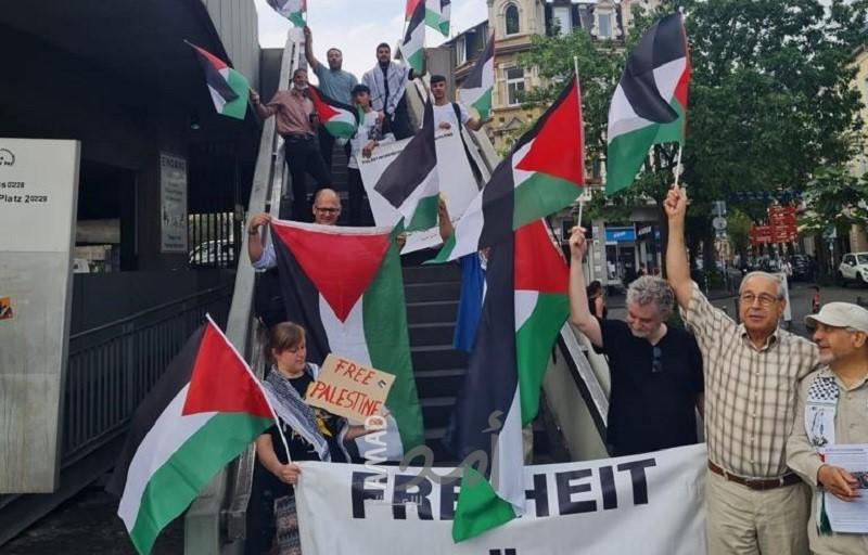 تظاهرة احتجاجية أمام بلدية  بون الألمانية ضد معرض صور ينكر وجود الشعب والنكبة الفلسطينية