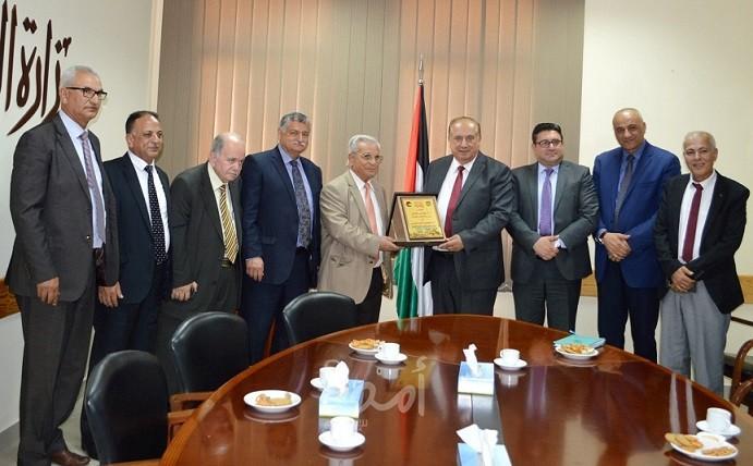 أبو مويس يبحث مع وفدين من جامعتي "القدس المفتوحة" والخليل تعزيز التعاون لخدمة التعليم العالي