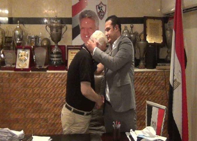 بالفيديو.. لحظة تقبيل الاهلاوي أحمد سعيد لرأس مرتضى منصور معتذرا